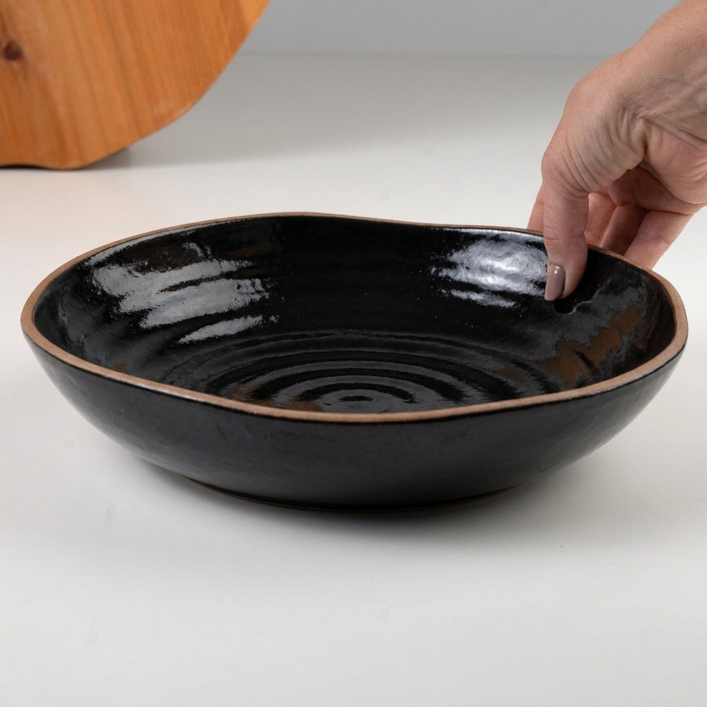 Prato Encontro Fundo Orgânico em cerâmica artesanal — tamanho 28CM, argila Cappuccino, esmalte Preto Ébano