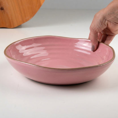 Prato Encontro Fundo Orgânico em cerâmica artesanal — tamanho 28CM, argila Cappuccino, esmalte Rosa Barbie