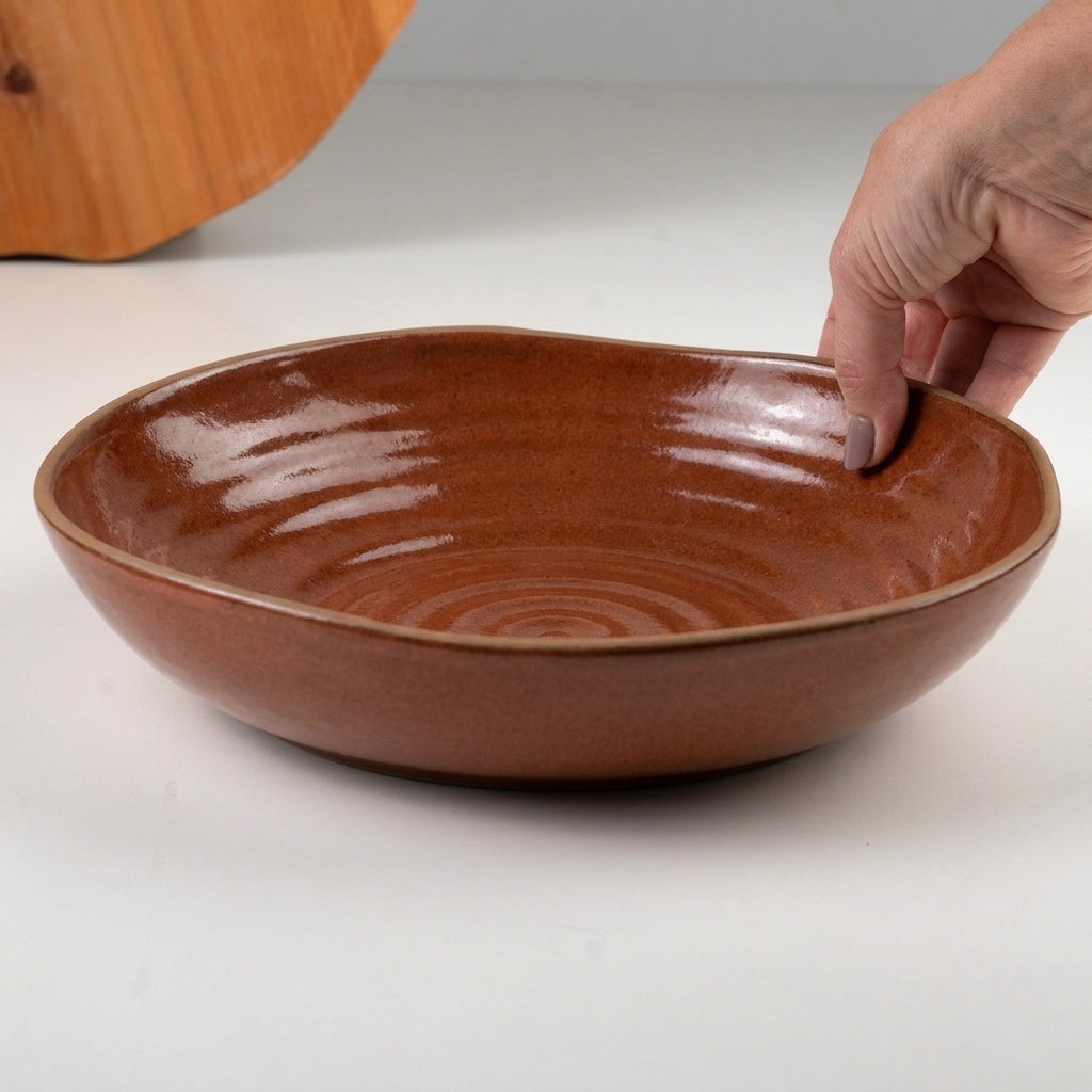 Prato Encontro Fundo Orgânico em cerâmica artesanal — tamanho 28CM, argila Cappuccino, esmalte Sol de Terracota