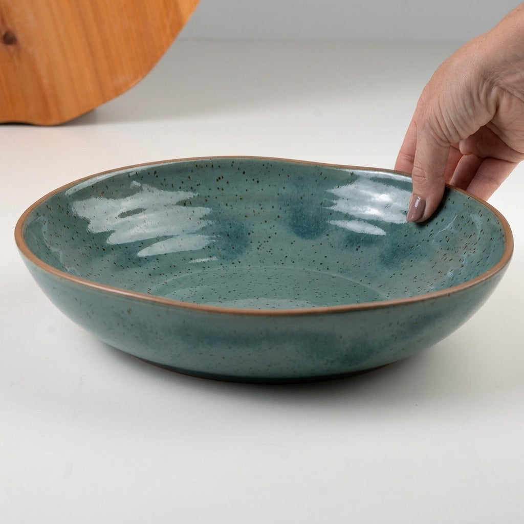 Prato Encontro Fundo Orgânico em cerâmica artesanal — tamanho 28CM, argila Cappuccino, esmalte Verde Exército