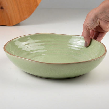 Prato Encontro Fundo Orgânico em cerâmica artesanal — tamanho 28CM, argila Cappuccino, esmalte Verde Menta