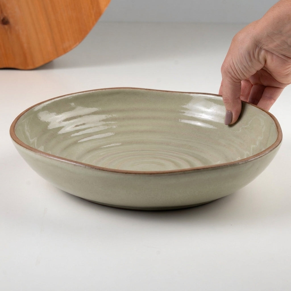 Prato Encontro Fundo Orgânico em cerâmica artesanal — tamanho 28CM, argila Cappuccino, esmalte Verde Pompeia