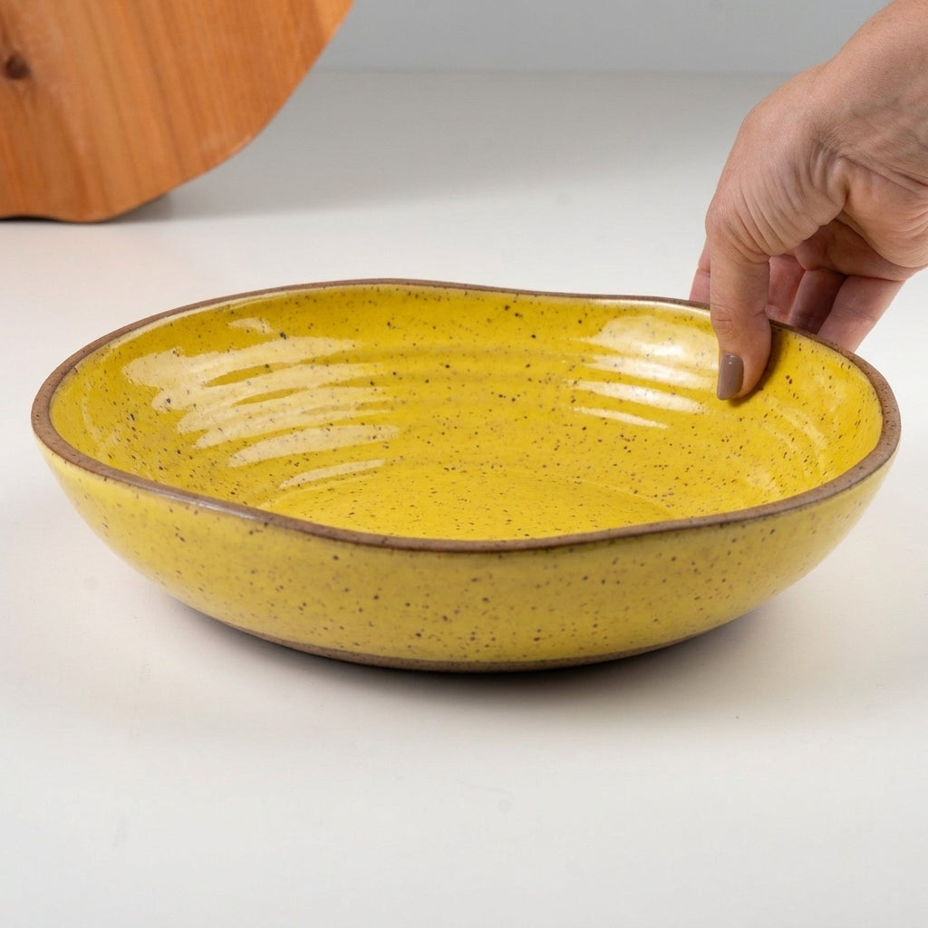 Prato Encontro Fundo Orgânico em cerâmica artesanal — tamanho 28CM, argila Flocos, esmalte Amarelo Intenso