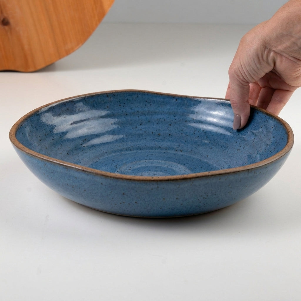Prato Encontro Fundo Orgânico em cerâmica artesanal — tamanho 28CM, argila Flocos, esmalte Azul Safira