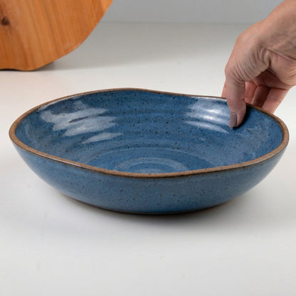 Prato Encontro Fundo Orgânico em cerâmica artesanal — tamanho 28CM, argila Flocos, esmalte Azul Safira