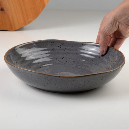 Prato Encontro Fundo Orgânico em cerâmica artesanal — tamanho 28CM, argila Flocos, esmalte Grafite