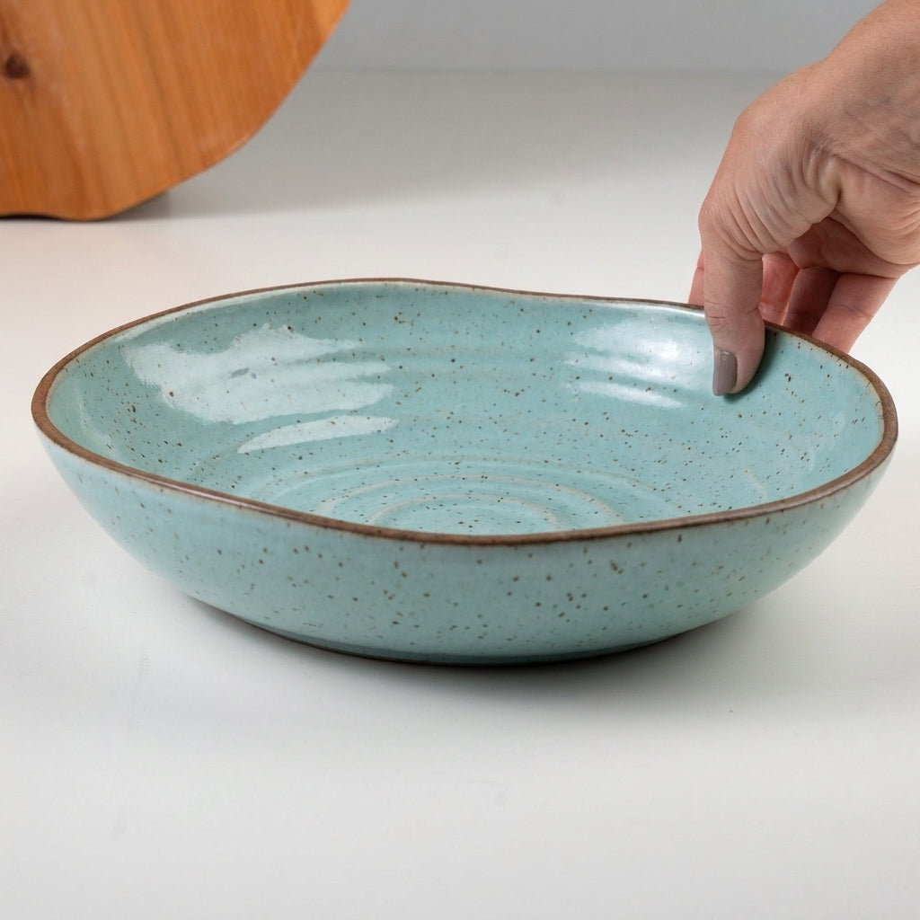 Prato Encontro Fundo Orgânico em cerâmica artesanal — tamanho 28CM, argila Flocos, esmalte Jujuba