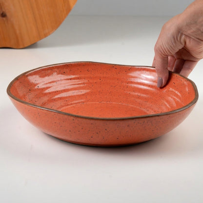 Prato Encontro Fundo Orgânico em cerâmica artesanal — tamanho 28CM, argila Flocos, esmalte Laranja Intenso
