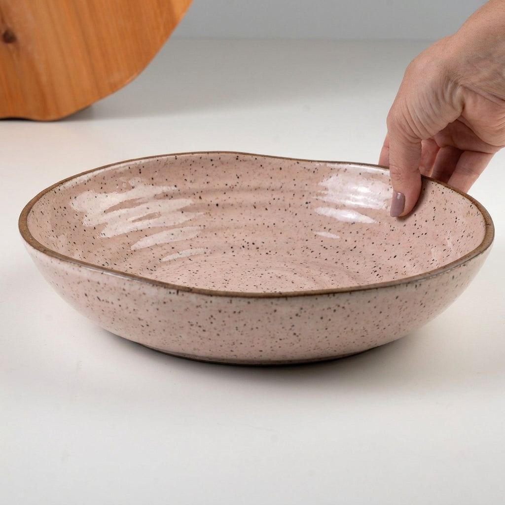 Prato Encontro Fundo Orgânico em cerâmica artesanal — tamanho 28CM, argila Flocos, esmalte Nude