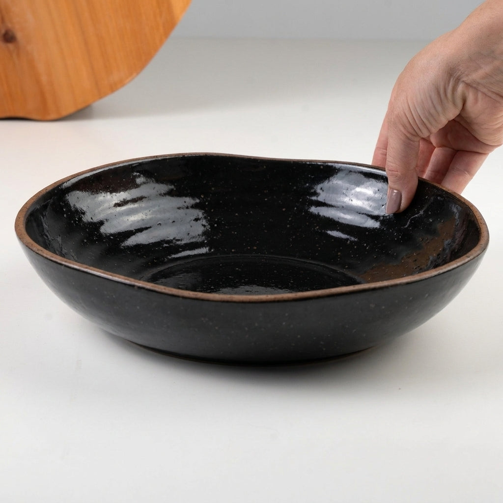 Prato Encontro Fundo Orgânico em cerâmica artesanal — tamanho 28CM, argila Flocos, esmalte Preto Ébano