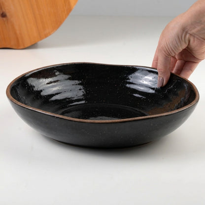 Prato Encontro Fundo Orgânico em cerâmica artesanal — tamanho 28CM, argila Flocos, esmalte Preto Ébano