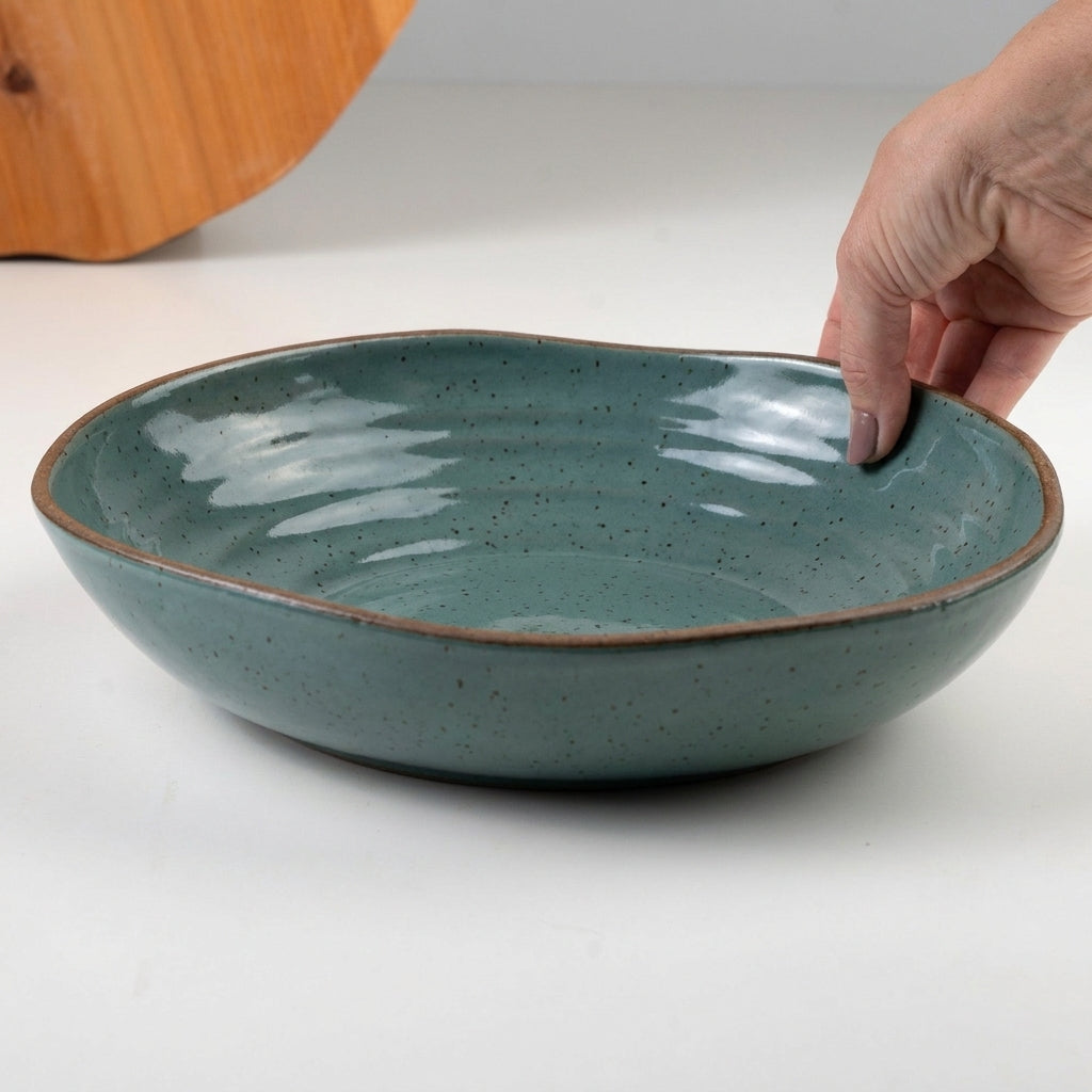 Prato Encontro Fundo Orgânico em cerâmica artesanal — tamanho 28CM, argila Flocos, esmalte Verde Exército