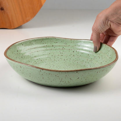 Prato Encontro Fundo Orgânico em cerâmica artesanal — tamanho 28CM, argila Flocos, esmalte Verde Menta