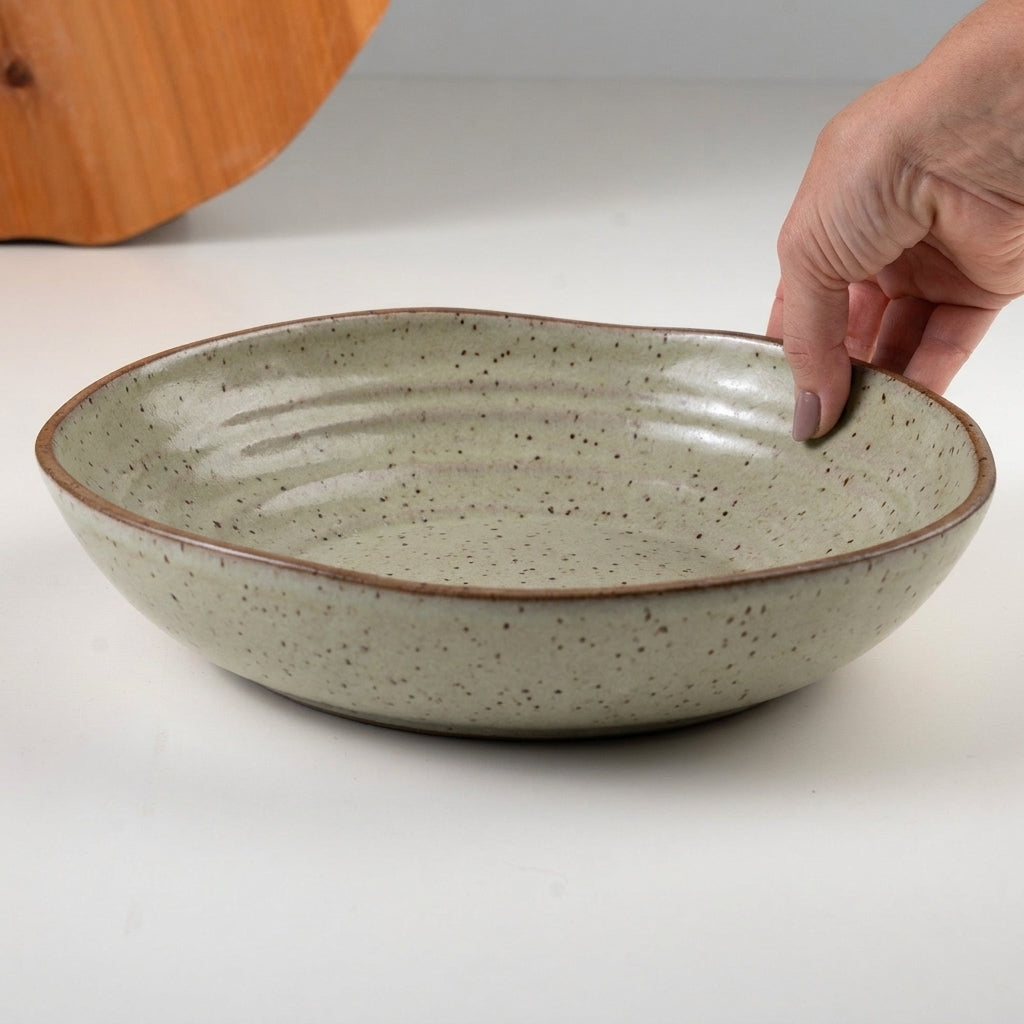 Prato Encontro Fundo Orgânico em cerâmica artesanal — tamanho 28CM, argila Flocos, esmalte Verde Pompeia