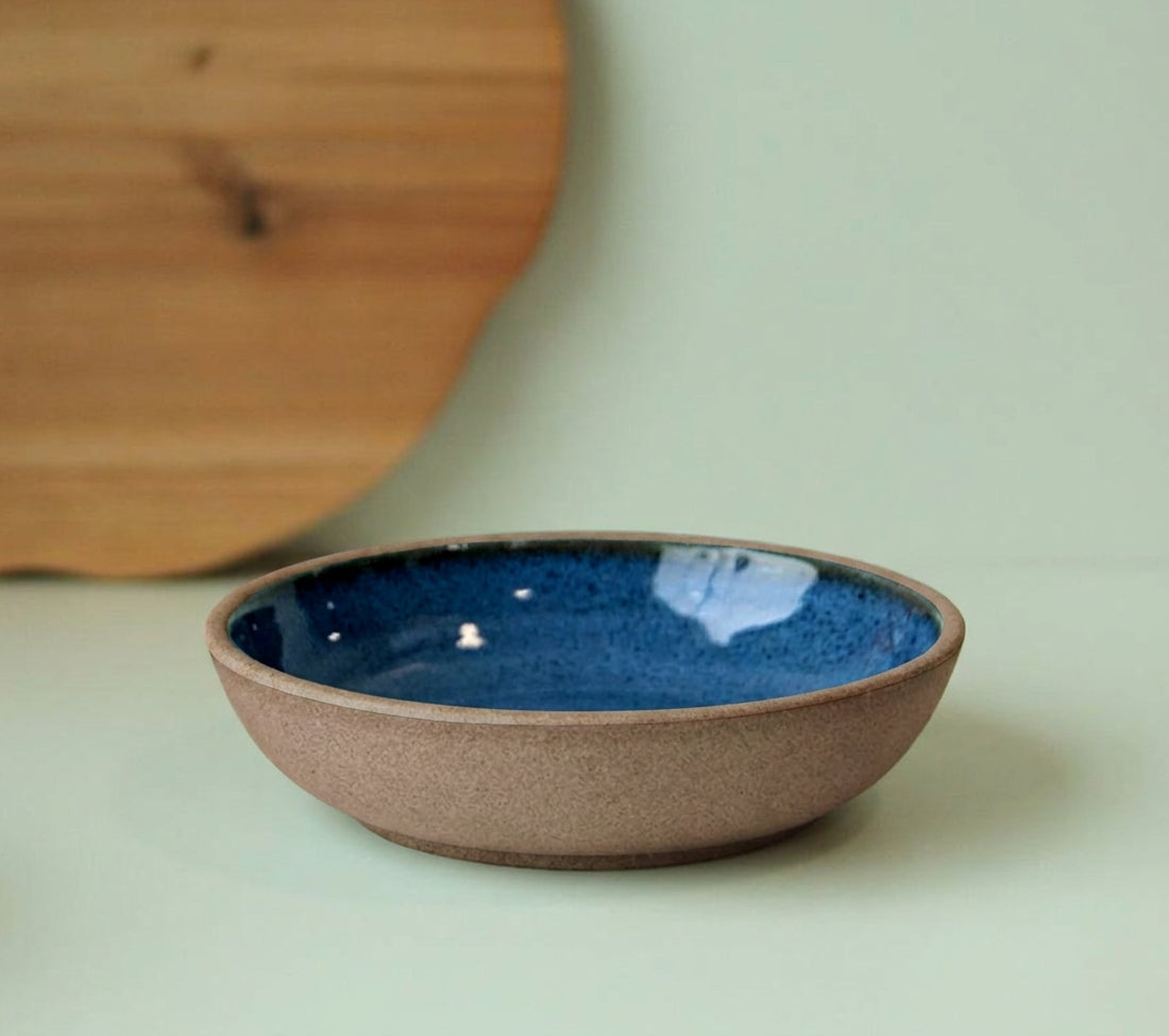 Prato Encontro Fundo em cerâmica artesanal — tamanho 28CM, argila Cappuccino, esmalte Azul Safira