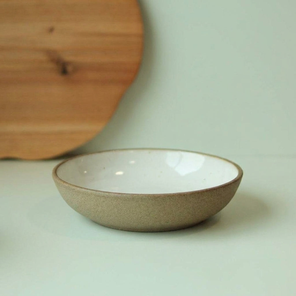 Prato Encontro Fundo em cerâmica artesanal — tamanho 19CM, argila Cappuccino, esmalte Branco AMME