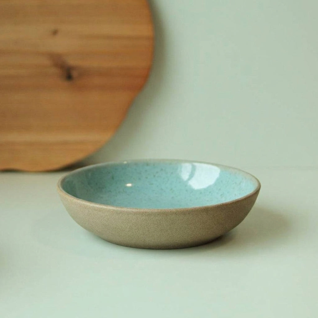 Prato Encontro Fundo em cerâmica artesanal — tamanho 19CM, argila Cappuccino, esmalte Jujuba