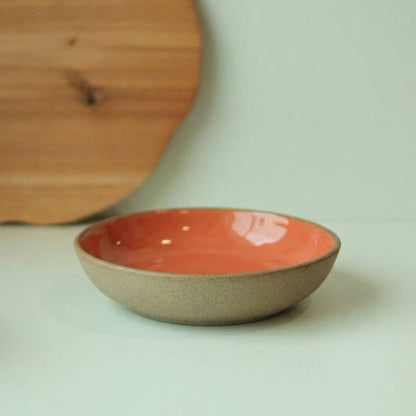 Prato Encontro Fundo em cerâmica artesanal — tamanho 19CM, argila Cappuccino, esmalte Laranja Intenso