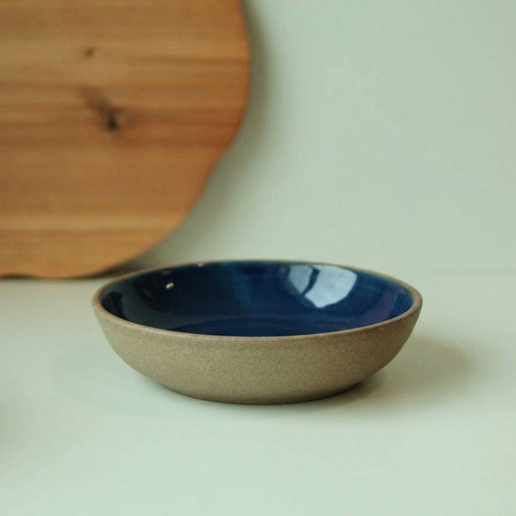 Prato Encontro Fundo em cerâmica artesanal — tamanho 28CM, argila Cappuccino, esmalte Lazuli