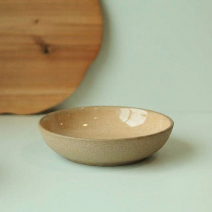 Prato Encontro Fundo em cerâmica artesanal — tamanho 19CM, argila Cappuccino, esmalte Pedra Sabão