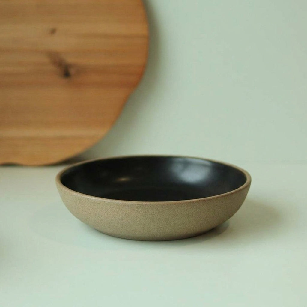 Prato Encontro Fundo em cerâmica artesanal — tamanho 22CM, argila Cappuccino, esmalte Preto Acetinado