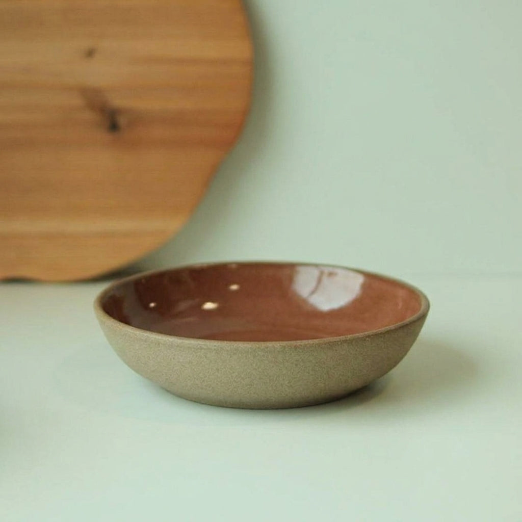 Prato Encontro Fundo em cerâmica artesanal — tamanho 19CM, argila Cappuccino, esmalte Sol de Terracota