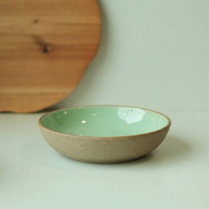 Prato Encontro Fundo em cerâmica artesanal — tamanho 19CM, argila Cappuccino, esmalte Verde Menta