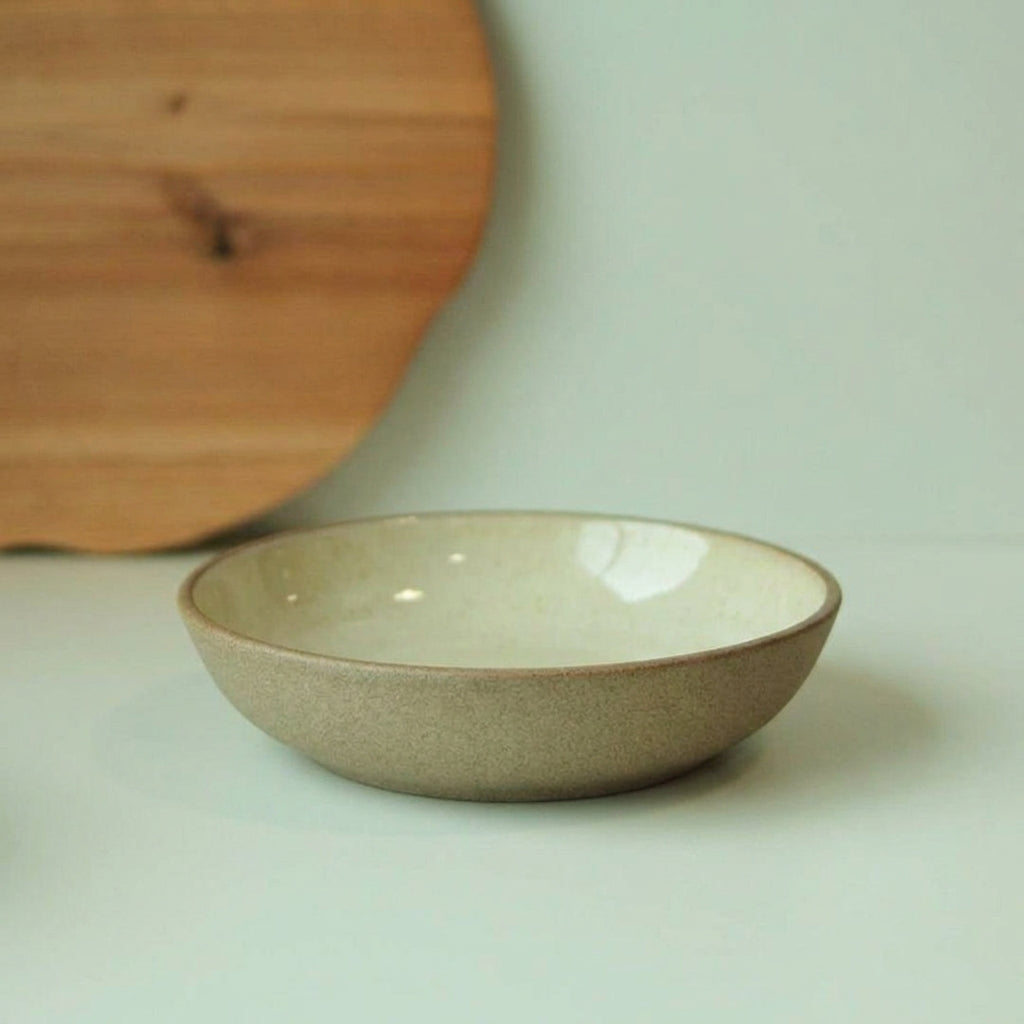Prato Encontro Fundo em cerâmica artesanal — tamanho 19CM, argila Cappuccino, esmalte Verde Pompeia