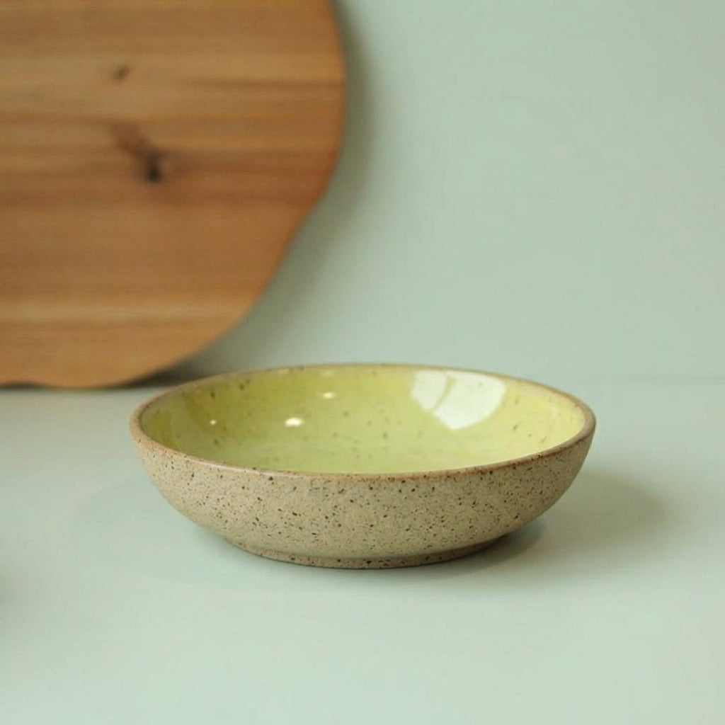 Prato Encontro Fundo em cerâmica artesanal — tamanho 22CM, argila Flocos, esmalte Amarelo Intenso