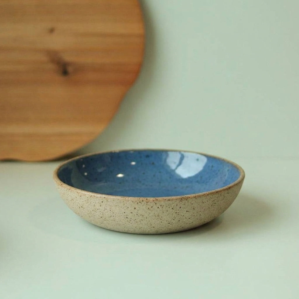 Prato Encontro Fundo em cerâmica artesanal — tamanho 19CM, argila Flocos, esmalte Azul Safira