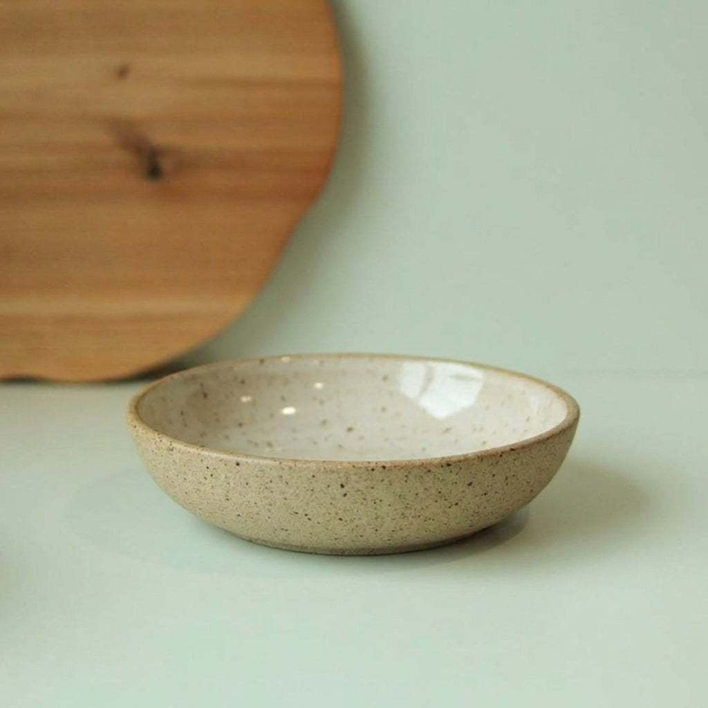 Prato Encontro Fundo em cerâmica artesanal — tamanho 19CM, argila Flocos, esmalte Branco AMME