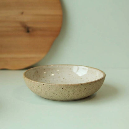 Prato Encontro Fundo em cerâmica artesanal — tamanho 25CM, argila Flocos, esmalte Branco AMME
