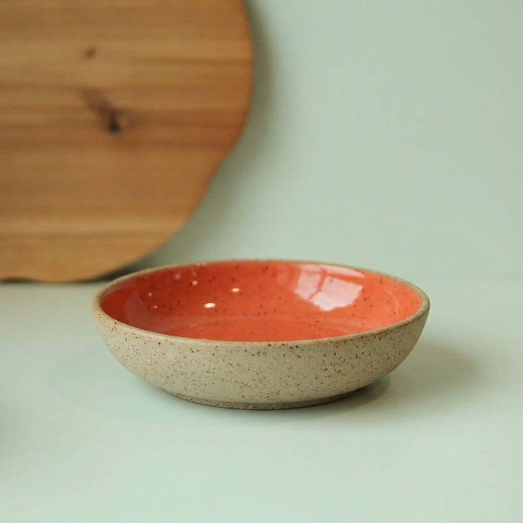 Prato Encontro Fundo em cerâmica artesanal — tamanho 28CM, argila Flocos, esmalte Laranja Intenso