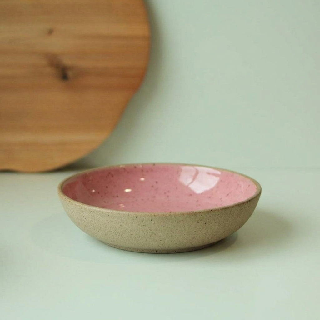 Prato Encontro Fundo em cerâmica artesanal — tamanho 28CM, argila Flocos, esmalte Rosa Barbie