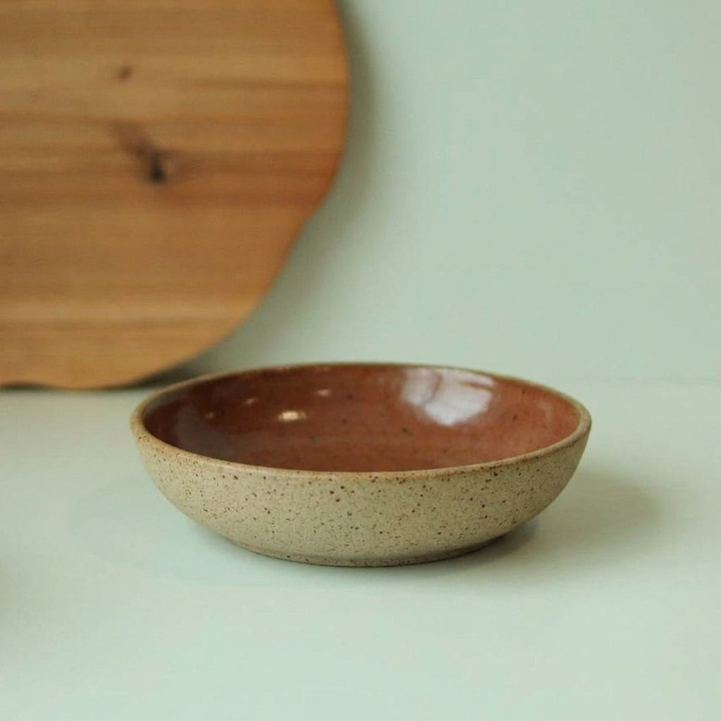 Prato Encontro Fundo em cerâmica artesanal — tamanho 19CM, argila Flocos, esmalte Sol de Terracota