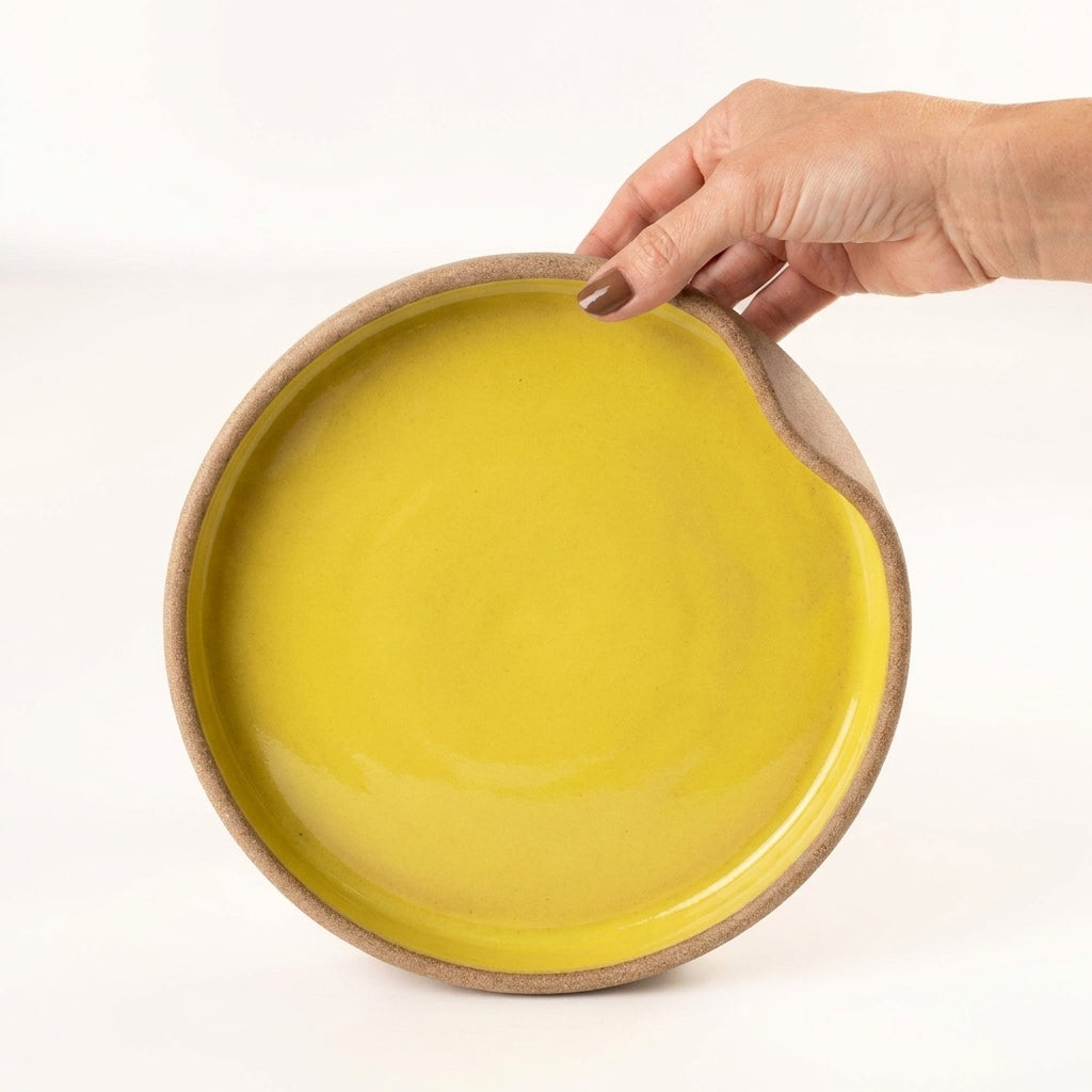 Prato fundo borda reta amassadinha em cerâmica artesanal — tamanho 22CM x 4CM, argila Cappuccino, esmalte Amarelo Intenso