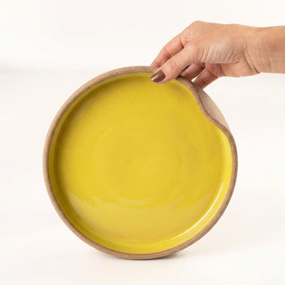 Prato fundo borda reta amassadinha em cerâmica artesanal — tamanho 22CM x 4CM, argila Cappuccino, esmalte Amarelo Intenso