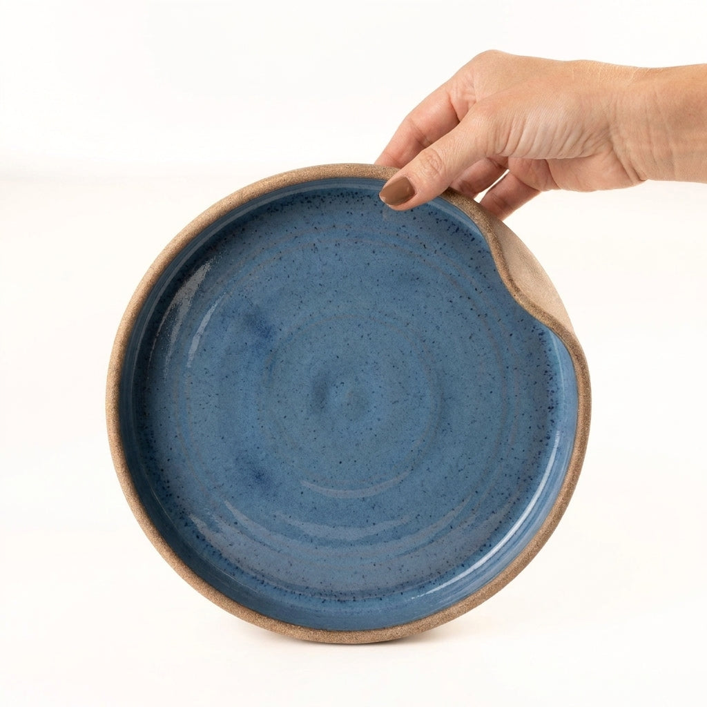 Prato fundo borda reta amassadinha em cerâmica artesanal — tamanho 22CM x 4CM, argila Cappuccino, esmalte Azul Safira