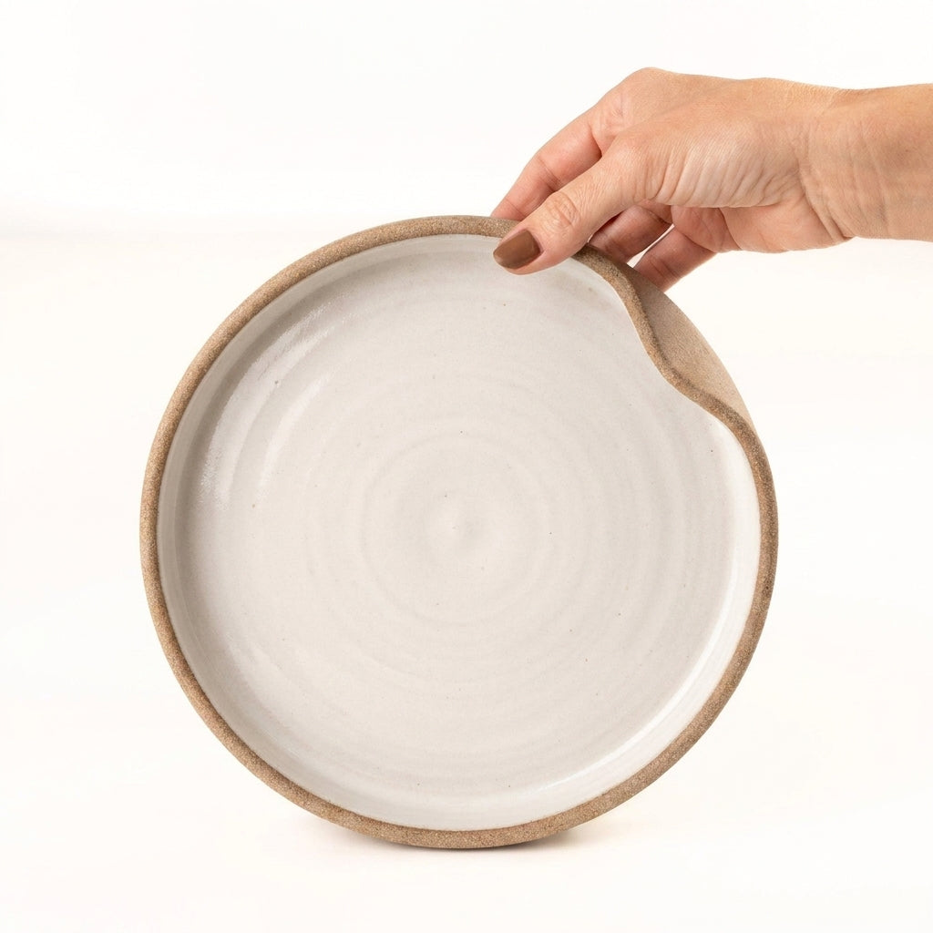 Prato fundo borda reta amassadinha em cerâmica artesanal — tamanho 22CM x 4CM, argila Cappuccino, esmalte Branco AMME