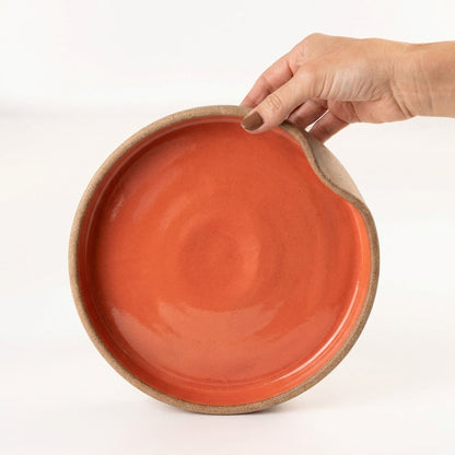 Prato fundo borda reta amassadinha em cerâmica artesanal — tamanho 22CM x 4CM, argila Cappuccino, esmalte Laranja Intenso