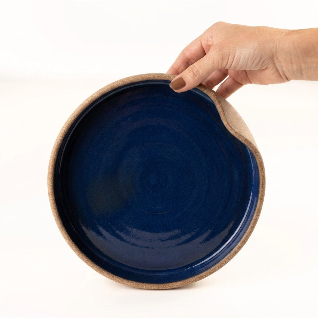 Prato fundo borda reta amassadinha em cerâmica artesanal — tamanho 22CM x 4CM, argila Cappuccino, esmalte Lazuli