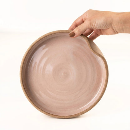 Prato fundo borda reta amassadinha em cerâmica artesanal — tamanho 22CM x 4CM, argila Cappuccino, esmalte Nude