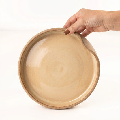 Prato fundo borda reta amassadinha em cerâmica artesanal — tamanho 22CM x 4CM, argila Cappuccino, esmalte Pedra Sabão