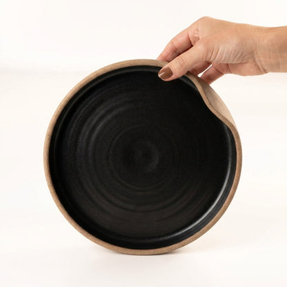 Prato fundo borda reta amassadinha em cerâmica artesanal — tamanho 22CM x 4CM, argila Cappuccino, esmalte Preto Acetinado
