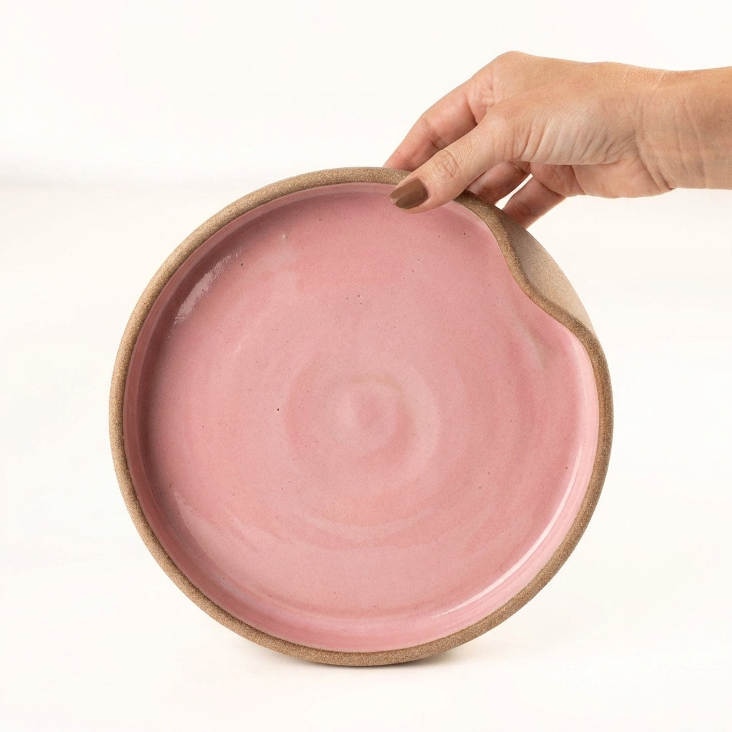 Prato fundo borda reta amassadinha em cerâmica artesanal — tamanho 22CM x 4CM, argila Cappuccino, esmalte Rosa Barbie