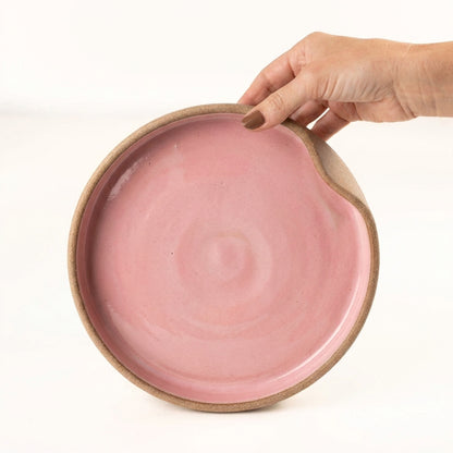 Prato fundo borda reta amassadinha em cerâmica artesanal — tamanho 22CM x 4CM, argila Cappuccino, esmalte Rosa Barbie