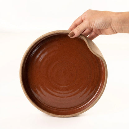 Prato fundo borda reta amassadinha em cerâmica artesanal — tamanho 22CM x 4CM, argila Cappuccino, esmalte Sol de Terracota