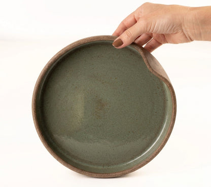 Prato fundo borda reta amassadinha em cerâmica artesanal — tamanho 22CM x 4CM, argila Cappuccino, esmalte Verde Pompeia