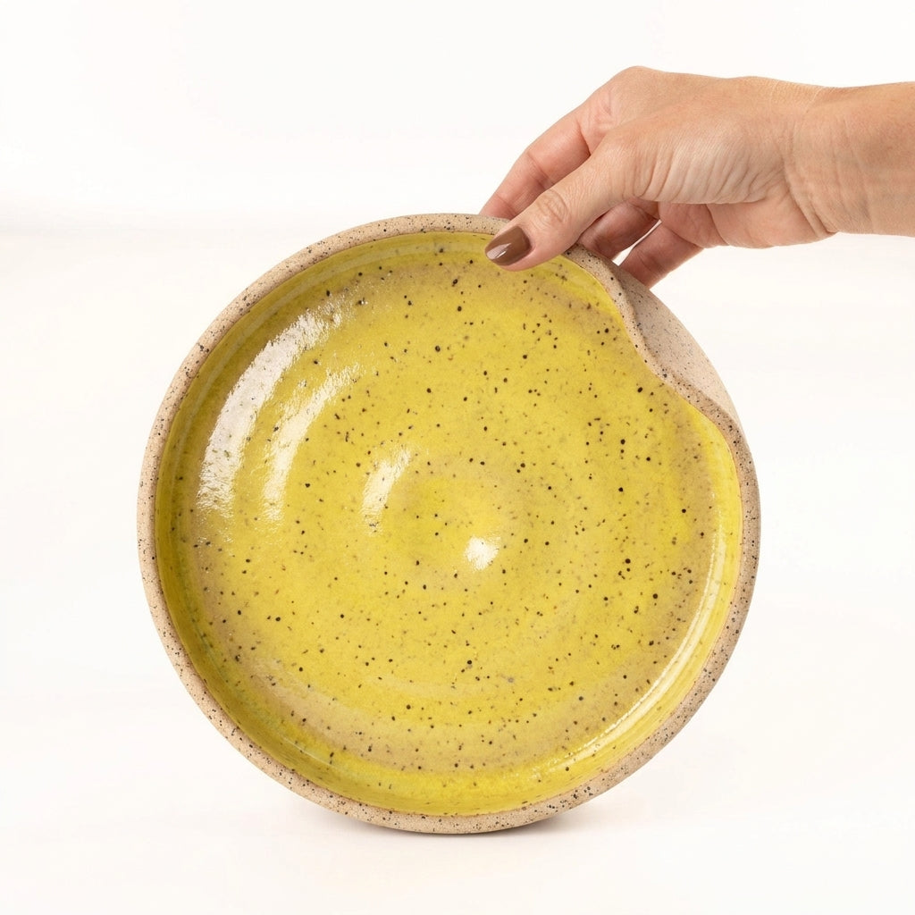 Prato fundo borda reta amassadinha em cerâmica artesanal — tamanho 22CM x 4CM, argila Flocos, esmalte Amarelo Intenso