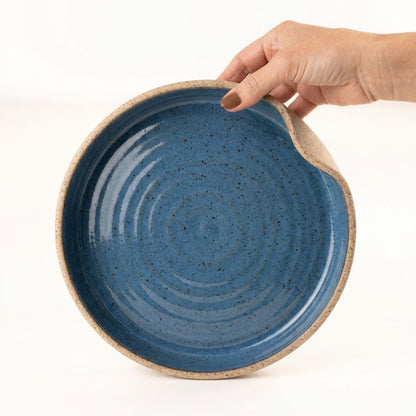 Prato fundo borda reta amassadinha em cerâmica artesanal — tamanho 22CM x 4CM, argila Flocos, esmalte Azul Safira